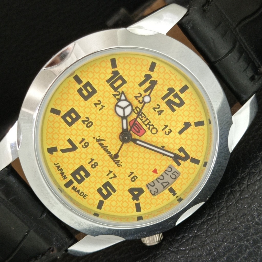 Vintage 1982 Seiko Automatic Mens Silver Watch WDaydate  Black Accents